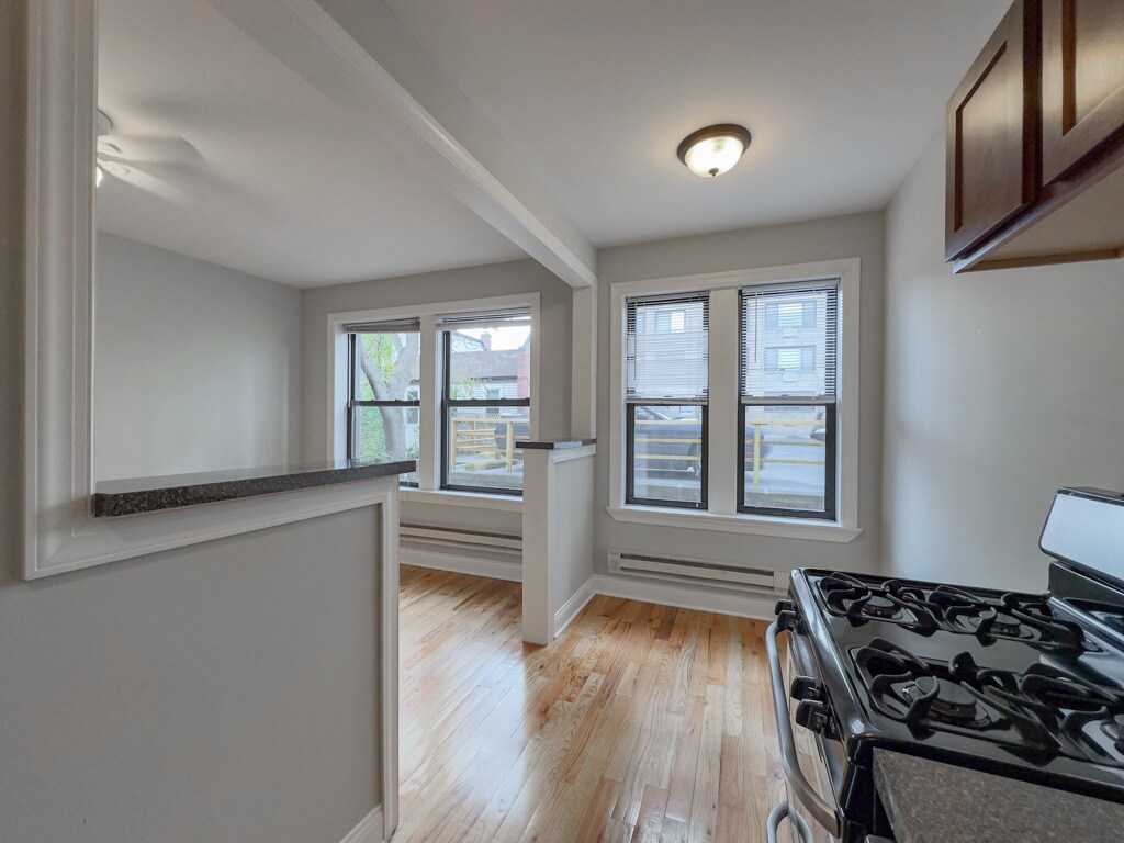 Building Photo - 516 W Melrose St