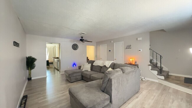 Building Photo - Beautiful 3BR Townhome in Gated Kings Square Community