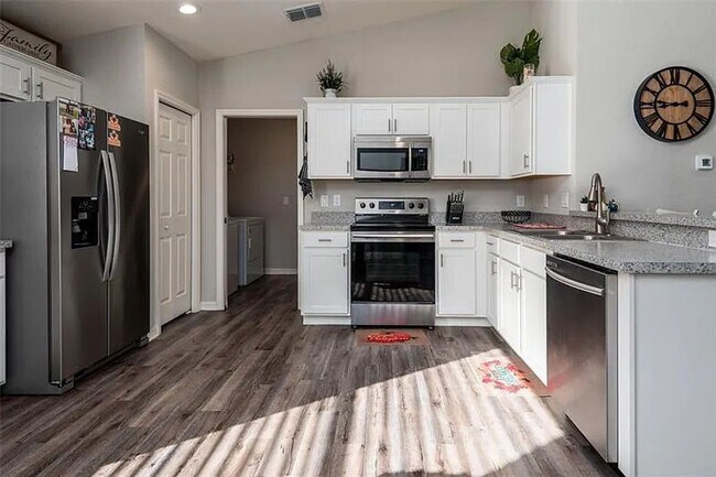 Building Photo - Gorgeous Three Bedroom in Towne Park Estates