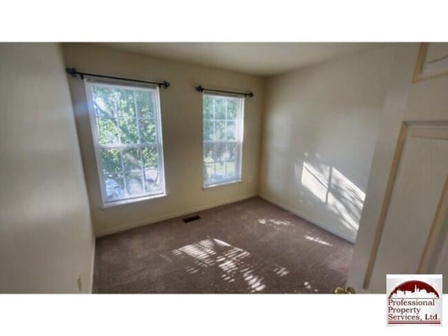 Building Photo - Spacious 3 Level Townhome In Wellington Tr...