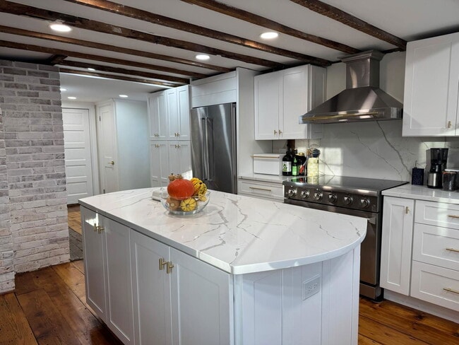 Building Photo - 354 Highland Ave