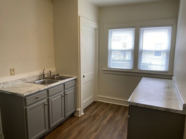 Building Photo - 804 S Morris Ave