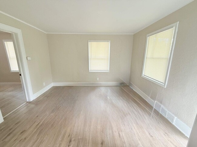 Building Photo - Renovated 2-Bedroom Home – We Welcome Sect...