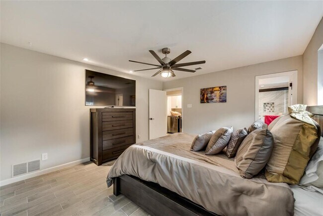 Building Photo - 15819 El Estado Dr