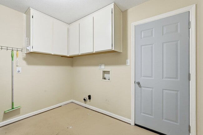 Building Photo - Ranch Home in Wilmington Park For Lease