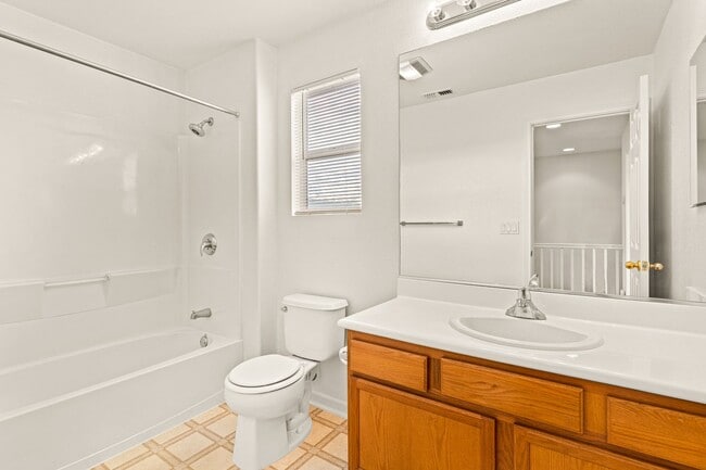 Building Photo - Modern 4 Bed Home with Office, AC, Garage,...