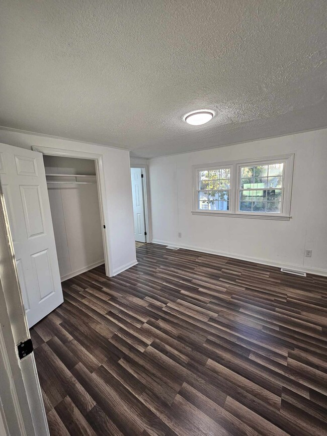 Building Photo - 203 S Fieldcrest Rd