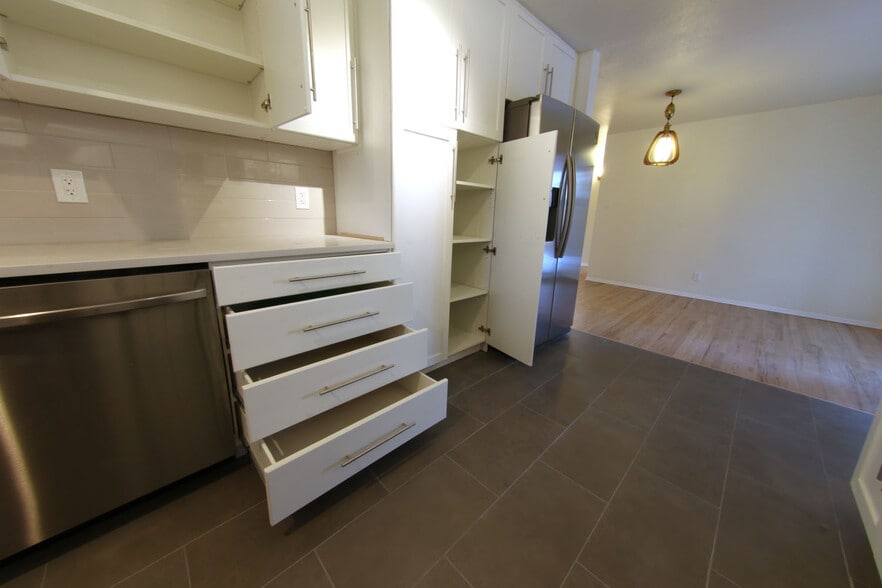 Ample storage /pantry space - 3249 Salem St