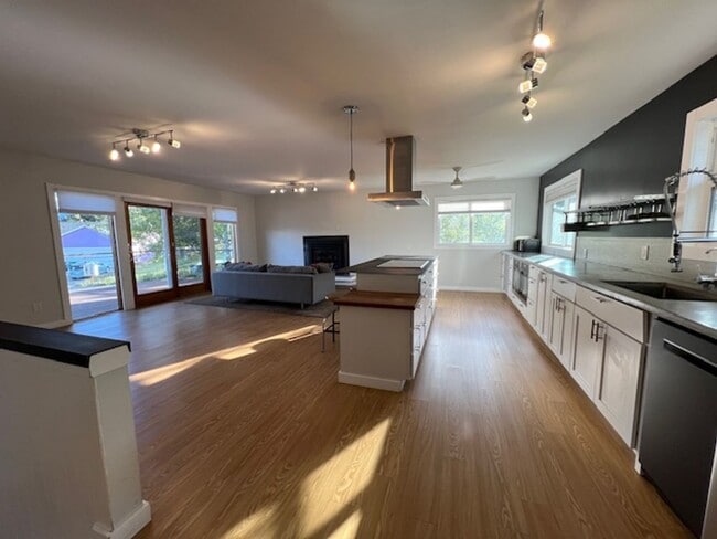 Building Photo - Beautiful Home on Bozeman's East Side