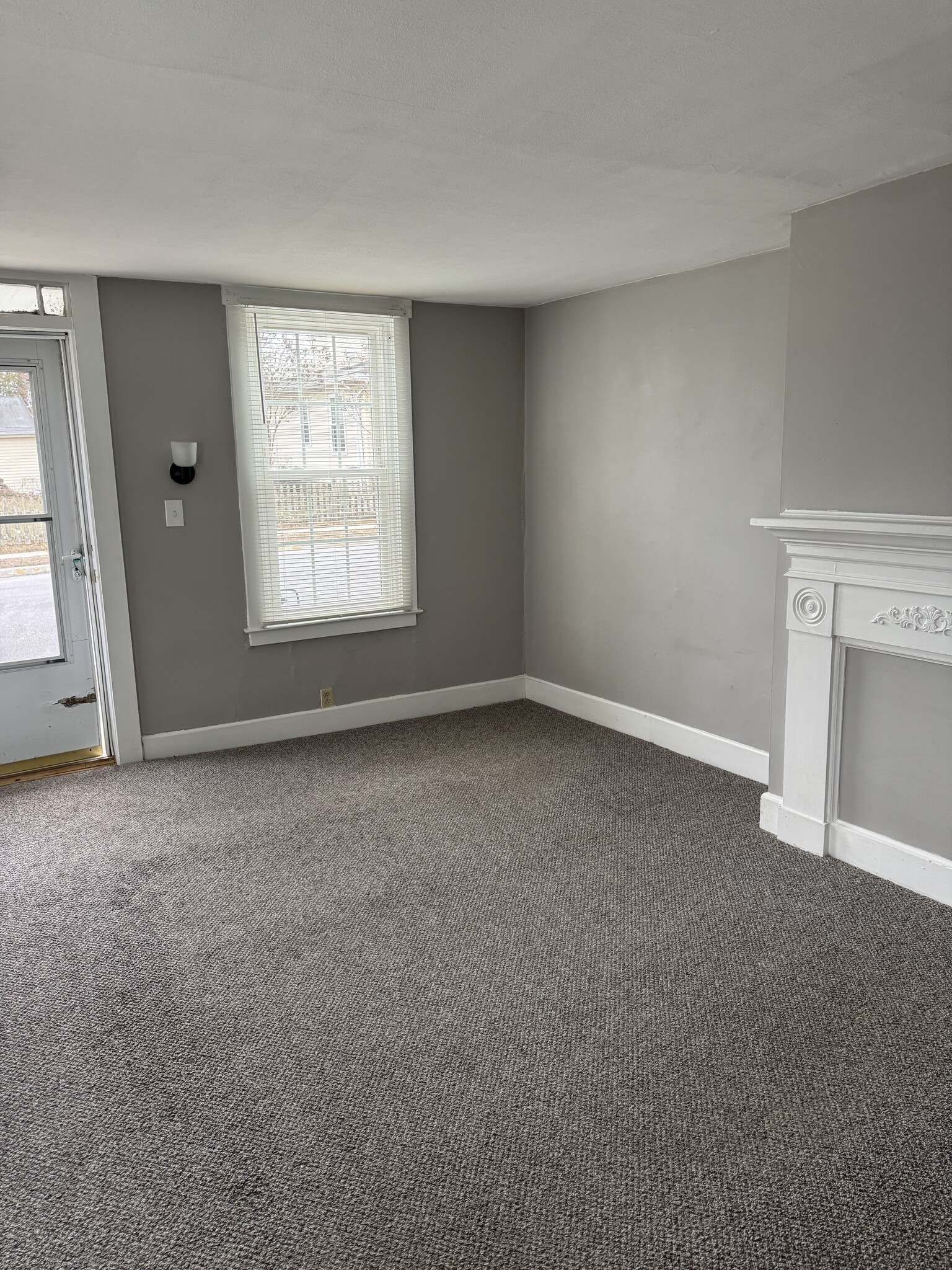 Living Room, view to front - 8 Pemberton St