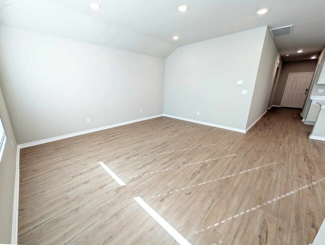 Building Photo - Newer 3/2 in Mustang Schools