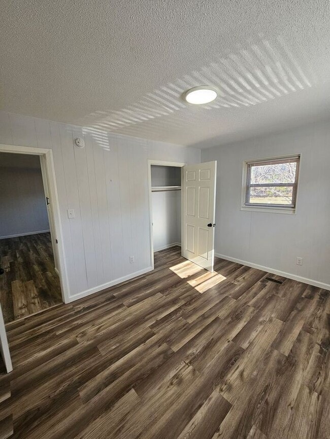 Building Photo - 2BD/1BA Unit in Newton!