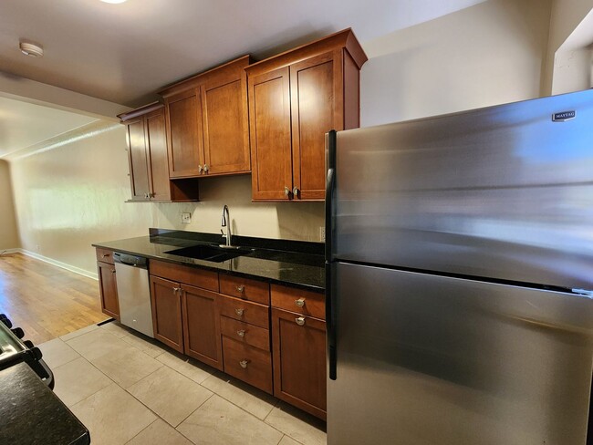 Building Photo - 2 Bed 1 Bath Unit In Great Location of Den...