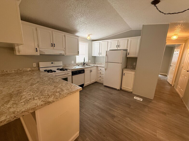 Building Photo - 3601 E Wyoming Ave