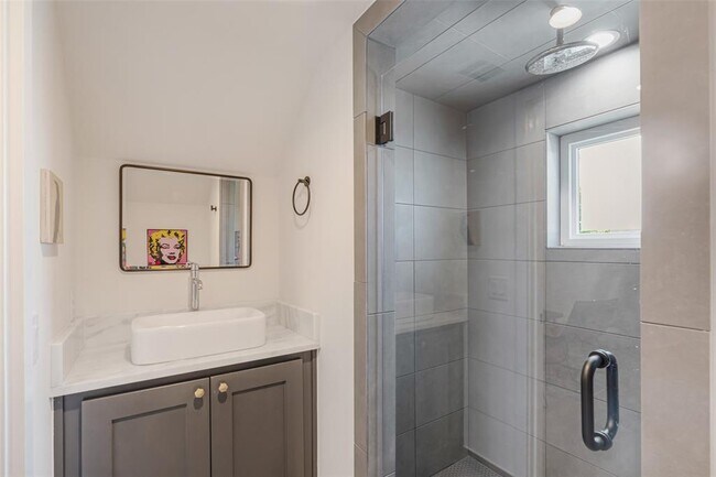 Building Photo - 1217 1/2 W 39th St