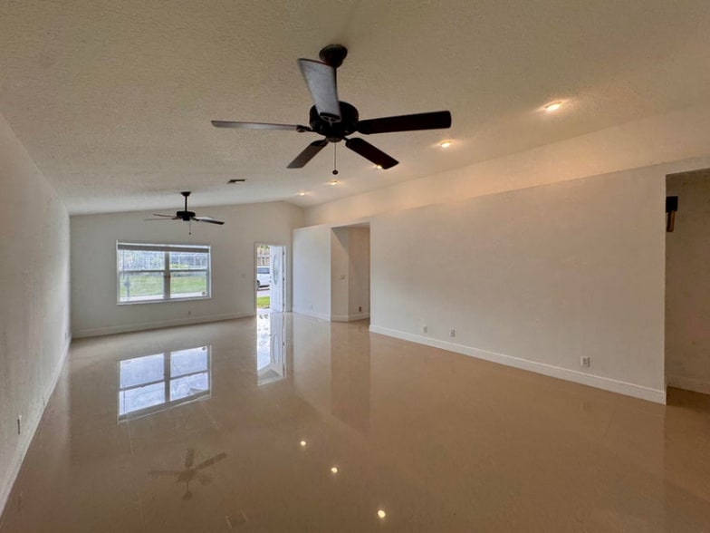 Building Photo - 1132 Hatteras Cir