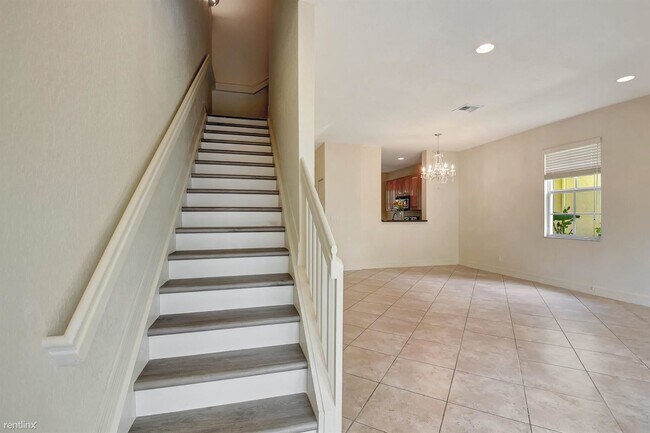 Building Photo - 4 br, 3.5 bath Townhome - 1125 NW 18th Ave