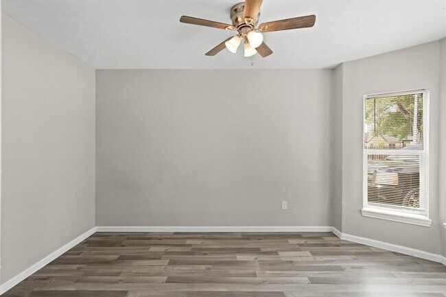 Building Photo - 523 Henke St
