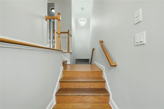 Building Photo - 319 Creekbank Way SE