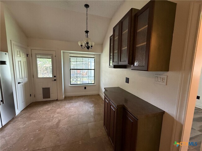 Building Photo - 702 Spring Hollow Dr