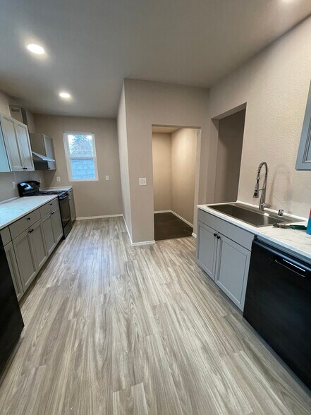 Building Photo - 1902 W 10th Ave