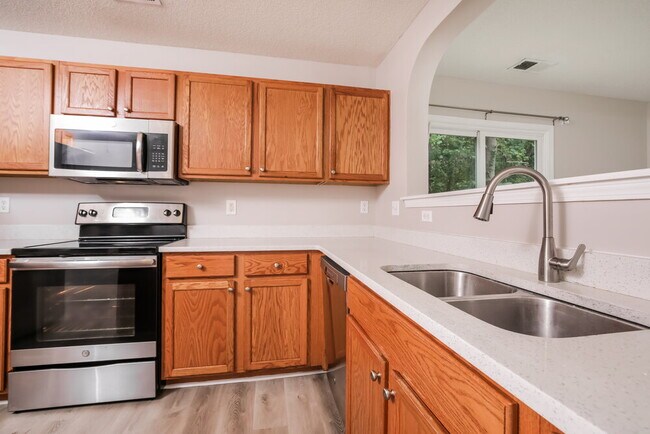 Building Photo - 70 Brookhaven Dr