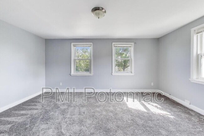 Building Photo - 3905 9th St SE
