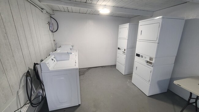 Building Photo - 719 20th Ave S