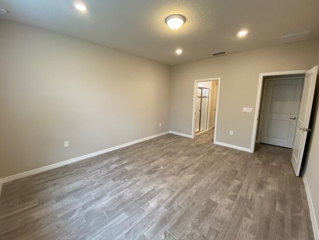 Building Photo - Freshly Updated 5-Bedroom, 4-Bath Home in Grand Oaks – Nearly New Condition