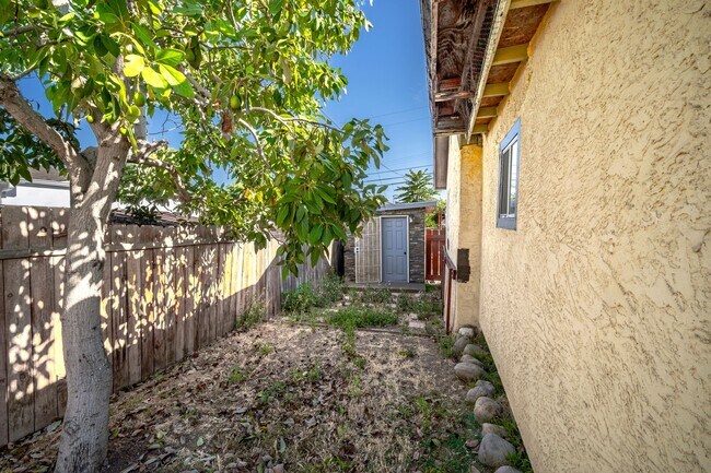 Building Photo - 3041 Valle Ave