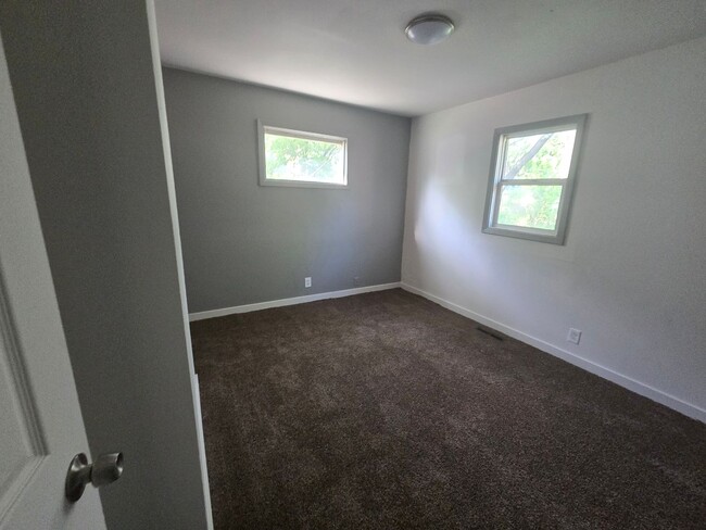 Building Photo - 3 bed 1 bath house w/ fenced in yard