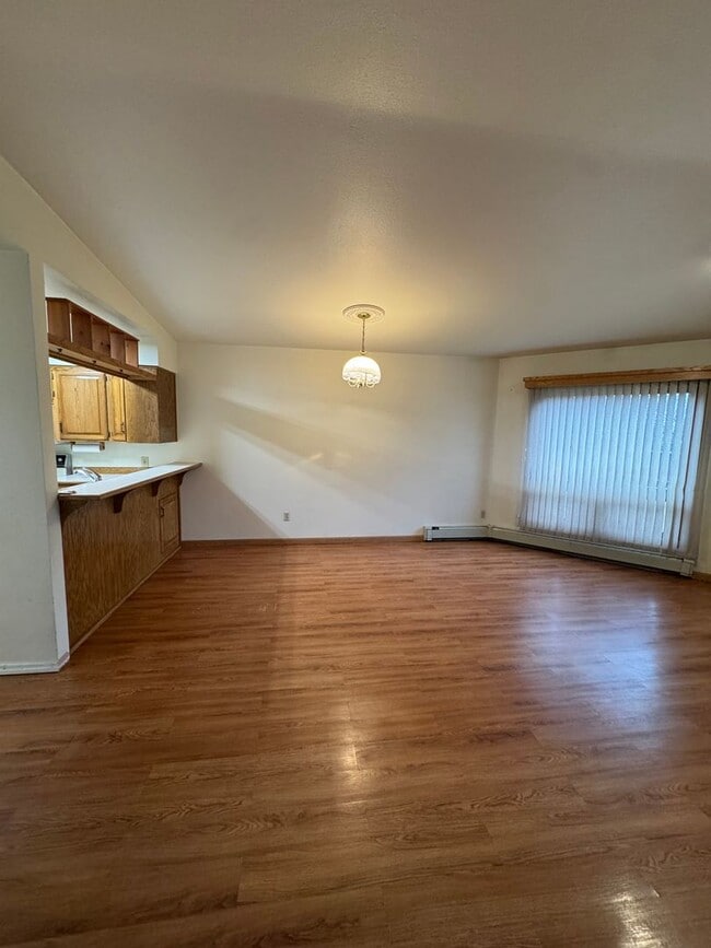 Building Photo - 2 bed/ 1 bath condo in UMED