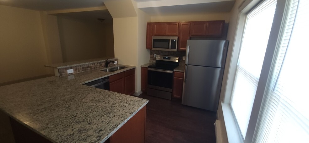 Building Photo - 1416 E State St