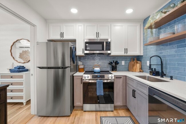 Building Photo - 1742 Boston Post Rd