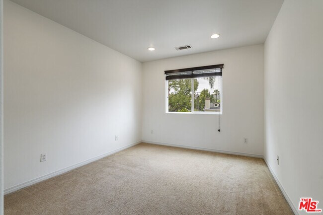 Building Photo - 14321 Hortense St