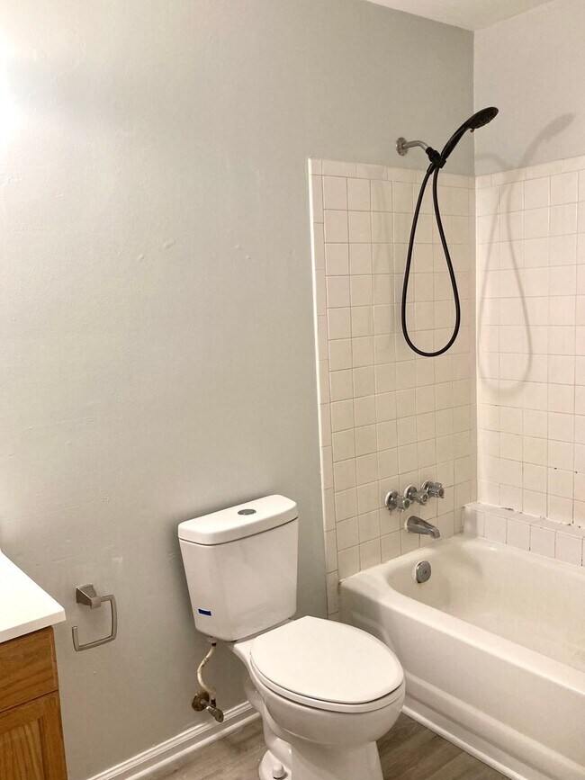 Building Photo - Charming Townhouse in Virginia Beach - All...