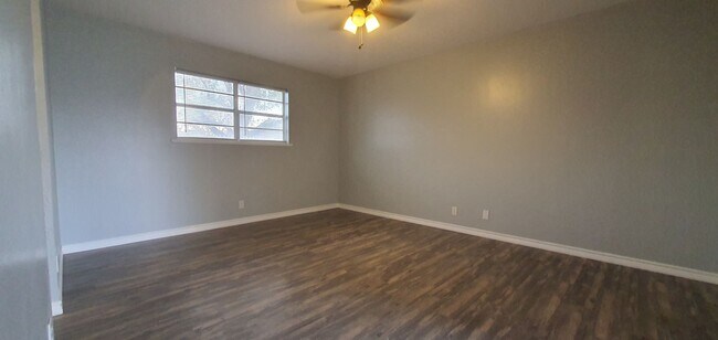 Building Photo - LOVELY 3 bedroom 2 bath home COMING SOON!