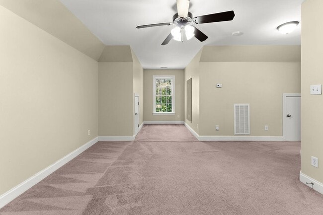Building Photo - Large home with 5 bedrooms in Brickshire