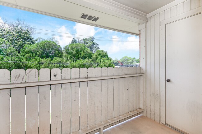 Primary Photo - 9410 Edgebrook Dr