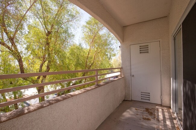 Building Photo - Adorable 2 Bedrooms Condo on the Second Floor
