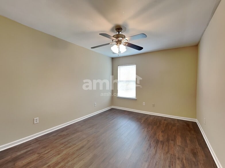 Building Photo - 2920 Mayfair Dr