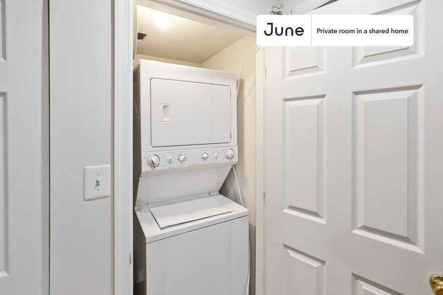 Building Photo - Room in Shared 3 bed/2.5 bath home