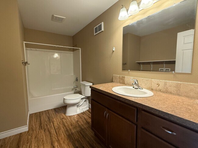 Building Photo - Zillah Tri-Plex
