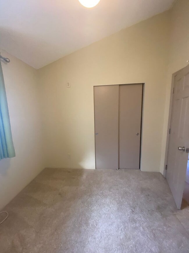 Building Photo - Great price for this 3 Bedroom 1.5 Bathroo...
