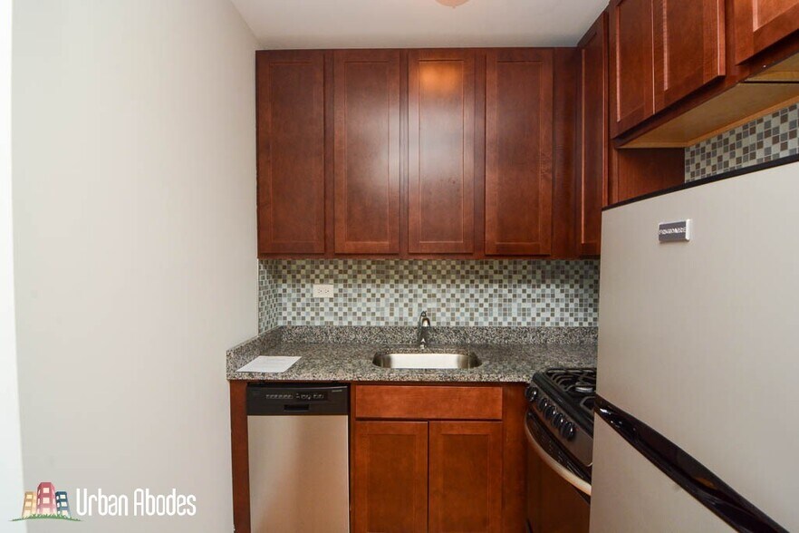 Building Photo - 555 W Arlington Pl