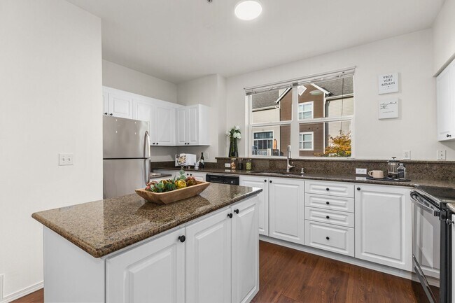 Building Photo - Spacious 2-Bed, 2-Bath Townhome Near Lynnwood & Mill Creek – Modern Comfort & Prime Location!