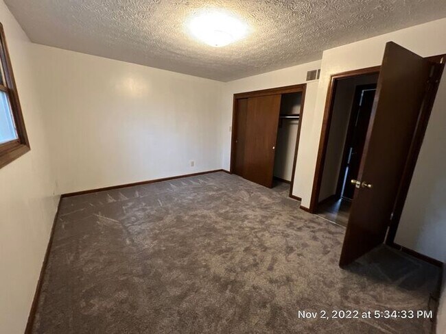 Building Photo - Large Whitehall Ranch Home