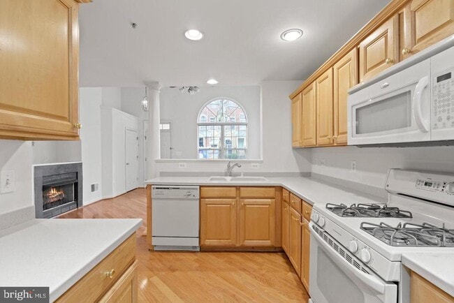 Building Photo - 1925 Crescent Park Dr