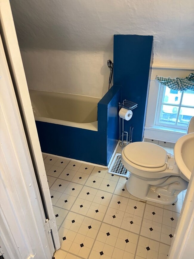 Building Photo - ***RENT SPECIAL*** $300 off rent for the first 2 months*** Charming 2-Bedroom, 1.5-Bath with Gara...