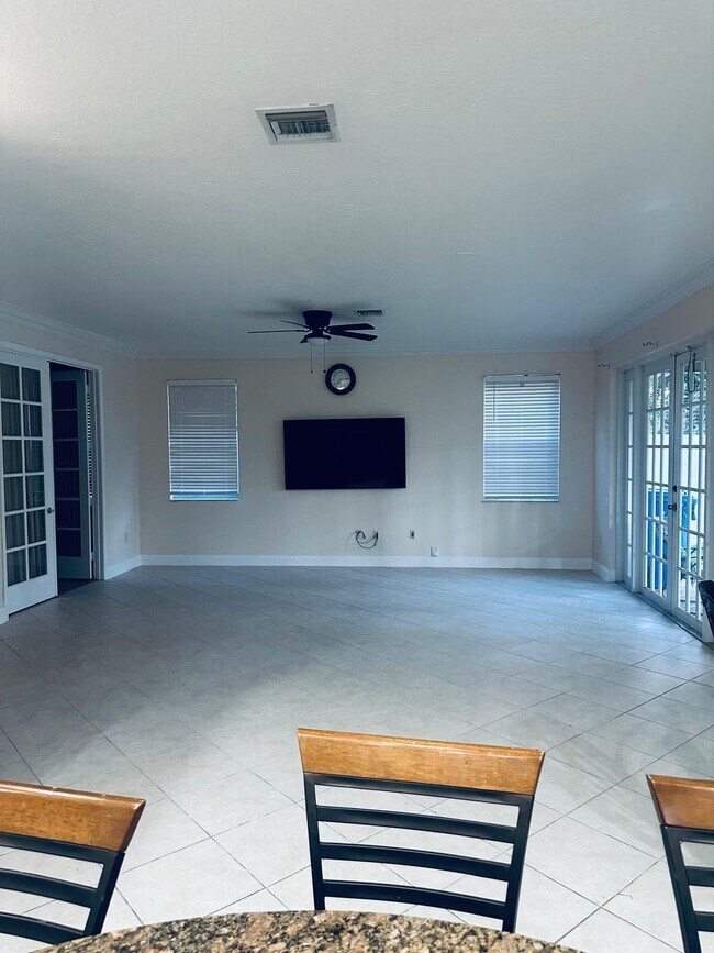 Building Photo - 2261 Ridgewood Cir